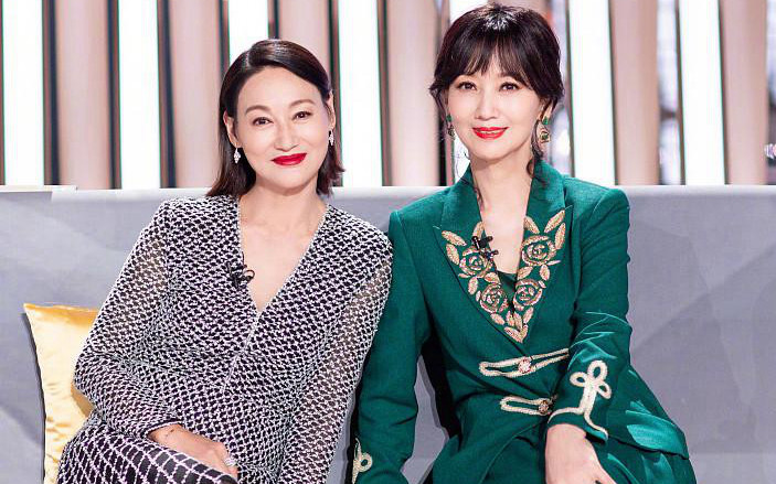 66岁赵雅芝录综艺状态好 与61岁惠英红同框 保养得宜不输阵