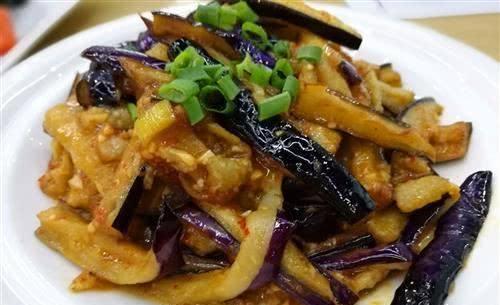 茄子直接炒那就错了 费油发黑 加上这步 省油又不变色